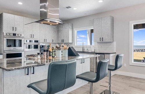 Rockport House | This is your dream house! 2 acres, guest house, beach, pier, hottub and more!