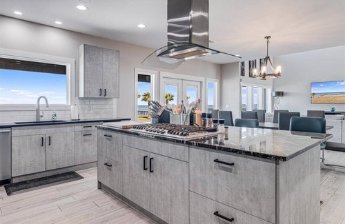 Rockport House | This is your dream house! 2 acres, guest house, beach, pier, hottub and more!