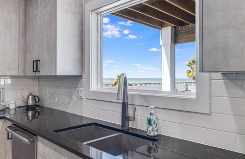 Rockport House | This is your dream house! 2 acres, guest house, beach, pier, hottub and more!