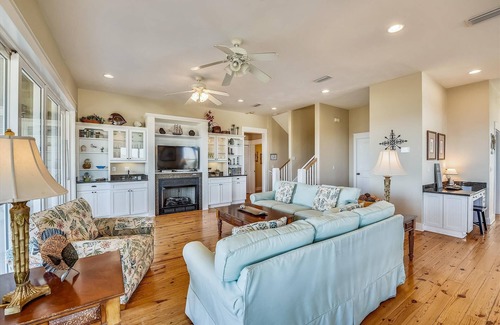 St. George Island House | THIS MAGNIFICENT HOUSE, SITS ABOVE ALL THE HOUSES AROUND IT!