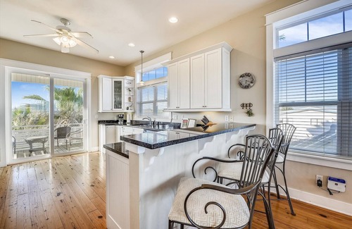 St. George Island House | THIS MAGNIFICENT HOUSE, SITS ABOVE ALL THE HOUSES AROUND IT!