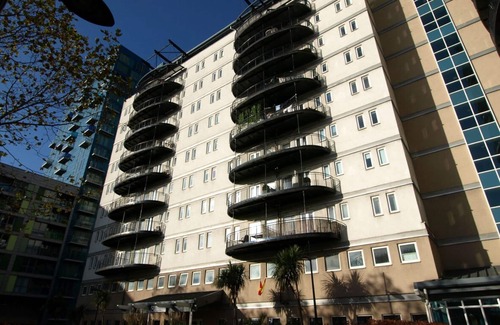 Stratford and New Town Apartment | This one's got a gym, sauna and a steam room!