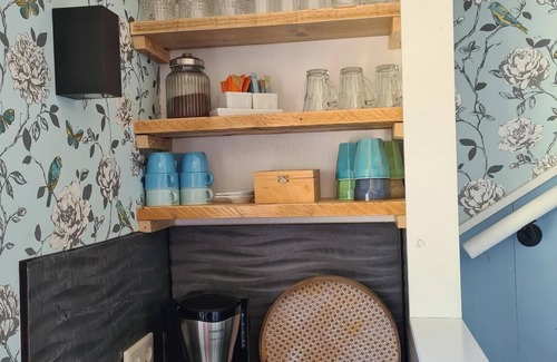 Oudeslius House | This pet-friendly vacation apartment offers luxury and comfort with two bathrooms, a private terrace and plenty of space. Start your day with fresh rolls and luxury coffee and enjoy the Kop van Noord-Holland.