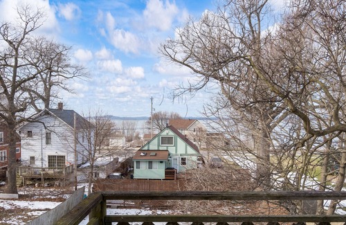 Nims House | This property is conviently located in Lakeside, within minutes from the Lake.