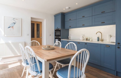 Rhosneigr Apartment | This recently renovated coastal hideaway combines contemporary comfort with beach-chic style
