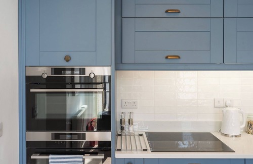 Rhosneigr Apartment | This recently renovated coastal hideaway combines contemporary comfort with beach-chic style