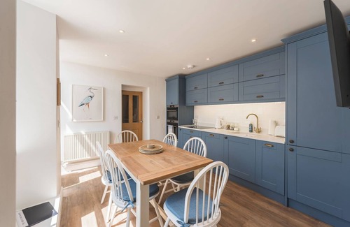 Rhosneigr Apartment | This recently renovated coastal hideaway combines contemporary comfort with beach-chic style