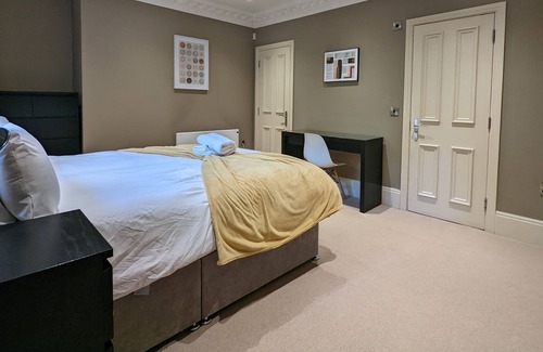 Salford Apartment | This serviced apartment is a 2 bedroom(s), 2 bathrooms, located in Salford, Greater Manchester.