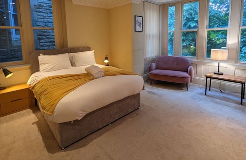 Salford Apartment | This serviced apartment is a 2 bedroom(s), 2 bathrooms, located in Salford, Greater Manchester.