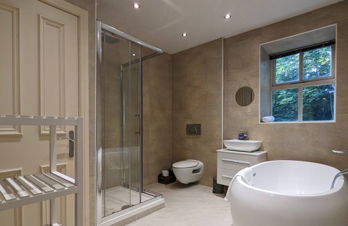 Salford Apartment | This serviced apartment is a 2 bedroom(s), 2 bathrooms, located in Salford, Greater Manchester.