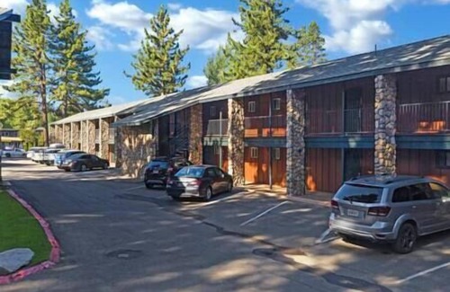 South Lake Tahoe House | This Spacious 2 Bedroom 1 Bath Townhouse in South Lake Tahoe Sleeps 6