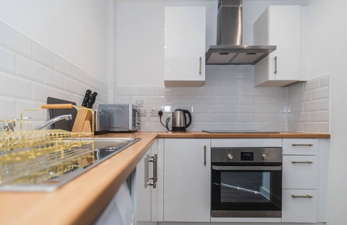 Wakefield Apartment | Thornhill House Modern City Center Apartment
