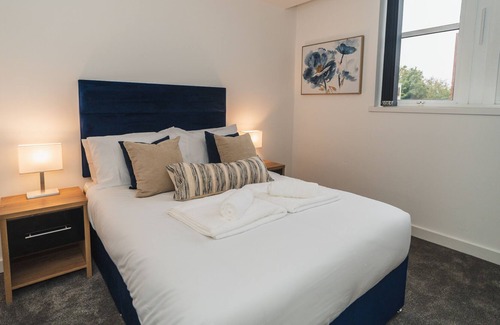 Wakefield Apartment | Thornhill House Modern City Center Apartment