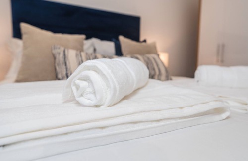 Wakefield Apartment | Thornhill House Modern City Center Apartment