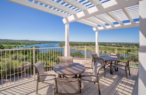 Marble Falls Apartment | Thoughtful 1BD condo w/resort amenities on banks of Lake Marble Falls