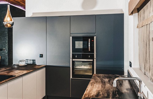 Newark upon Trent Ski Chalet | Three bed lodge with two king-size beds and one twin (king by arrangement).