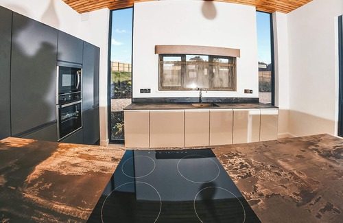 Newark upon Trent Ski Chalet | Three bed lodge with two king-size beds and one twin (king by arrangement).