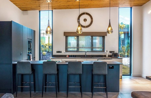 Newark upon Trent Ski Chalet | Three bed lodge with two king-size beds and one twin (king by arrangement).