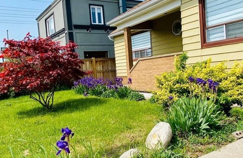 Streetsville House | Three Bedroom Bungalow with free parking, closer to commercial area and highway