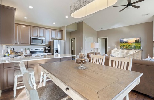 Camdenton Cottage | Three-bedroom cottage overlooking 15th fairway at Old Kinderhook golf course!