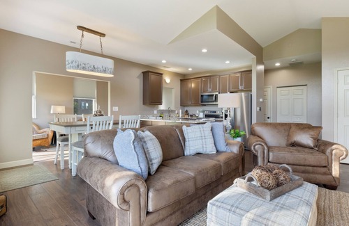 Camdenton Cottage | Three-bedroom cottage overlooking 15th fairway at Old Kinderhook golf course!