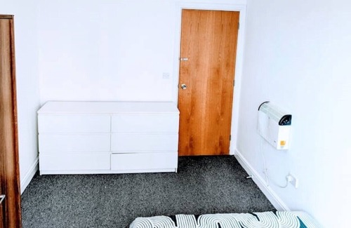 Vauxhall Apartment | Three bedroom flat,free parking by Anfield stadium