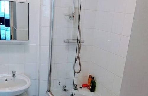 Vauxhall Apartment | Three bedroom flat,free parking by Anfield stadium