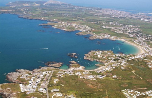 Trearddur Bay House | Three bedroom pet friendly bungalow in a quiet location 10 mins walk of beach