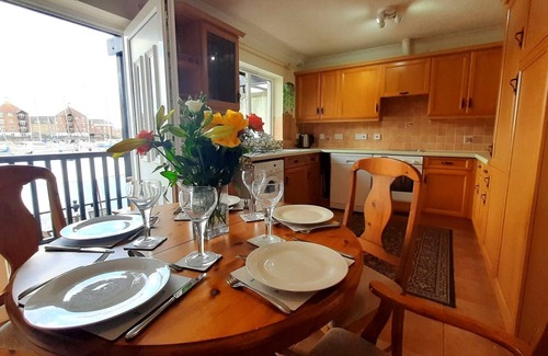 Eastbourne House | Three floor townhouse Next to the Water For Families and Friends with 3 bedroom