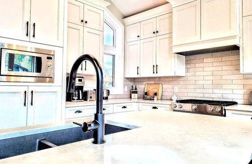 Three Sisters Mountain Village Ski Chalet | Three Sisters Stylish 4-Bedroom Chalet + Hot Tub
