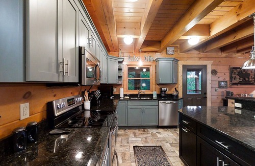 Tazewell Cabin | Three-story lake-view cabin with private hot tub, pool table, & AC