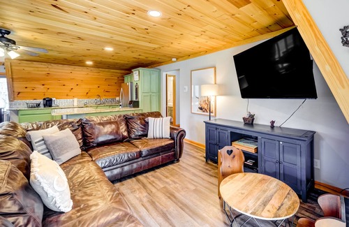 Ellijay Cabin | Three wonderful cabins on the river with pool, hot tub, fishings, & waterfall