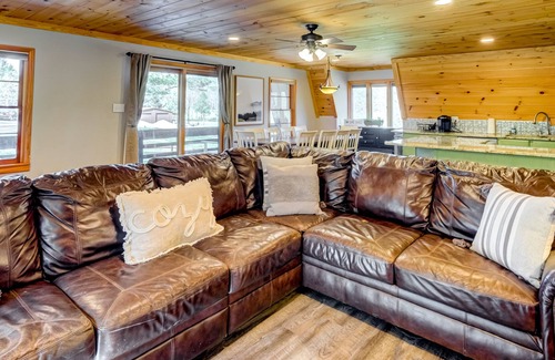 Ellijay Cabin | Three wonderful cabins on the river with pool, hot tub, fishings, & waterfall