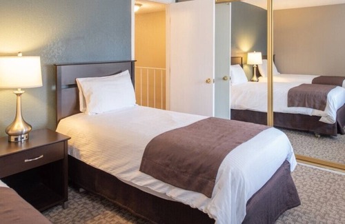 Sparks Resort | Thunderbird Resort Club - Spacious One-Bedroom W/Kitchen