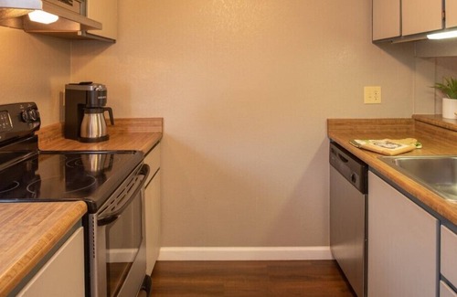 Sparks Resort | Thunderbird Resort Club - Spacious One-Bedroom W/Kitchen