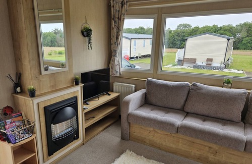 Dunbar Cottage | THURSTON MANOR CARAVAN PARK, PONY MEADOW, with a garden in Dunbar