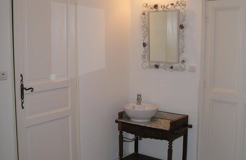 Mazan Bed & Breakfast | Thym, authentic chambre d'hotes room with outdoor kitchen for lunch and dinner.