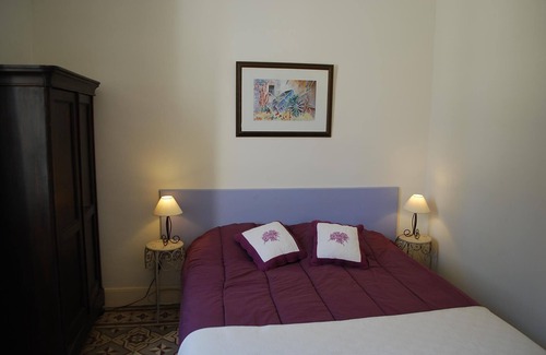 Mazan Bed & Breakfast | Thym, authentic chambre d'hotes room with outdoor kitchen for lunch and dinner.