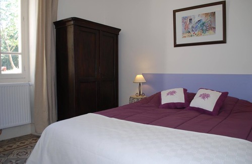Mazan Bed & Breakfast | Thym, authentic chambre d'hotes room with outdoor kitchen for lunch and dinner.