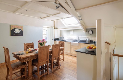 Kingsbridge Cottage | Tickell Cottage - a cottage that sleeps 5 guests in 3 bedrooms