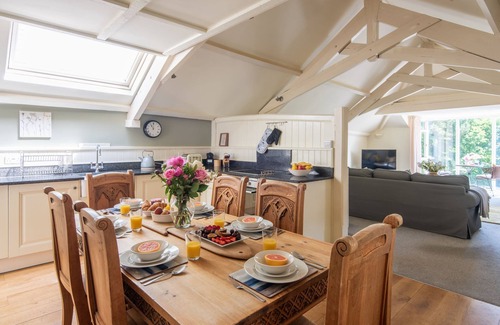 Kingsbridge Cottage | Tickell Cottage - a cottage that sleeps 5 guests in 3 bedrooms