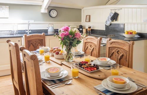 Kingsbridge Cottage | Tickell Cottage - a cottage that sleeps 5 guests in 3 bedrooms