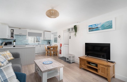 Marazion Apartment | Tide View - stylish apartment with sea views and parking, moments to the beach