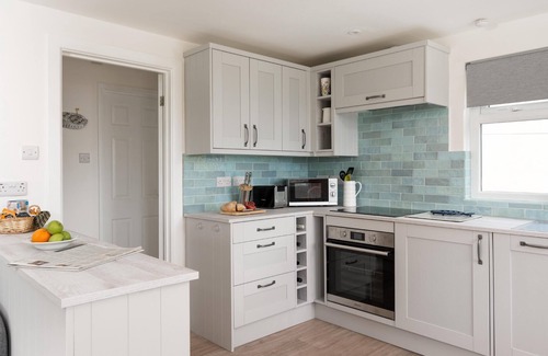 Marazion Apartment | Tide View - stylish apartment with sea views and parking, moments to the beach