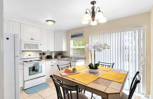 Indian Harbour Beach Apartment | Tideside~ Walk to the beach, Pool, BBQ, Games, Gym