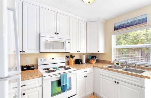 Indian Harbour Beach Apartment | Tideside~ Walk to the beach, Pool, BBQ, Games, Gym