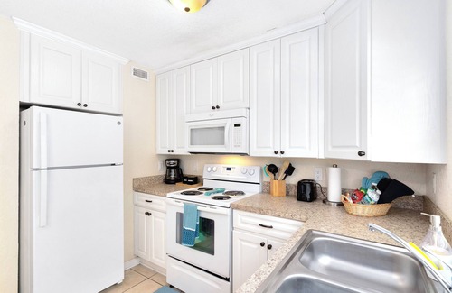 Indian Harbour Beach Apartment | Tideside~ Walk to the beach, Pool, BBQ, Games, Gym