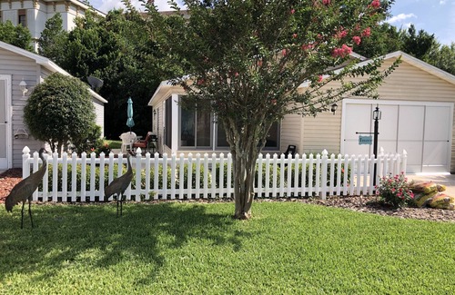 Lady Lake House | TIFFANY'S A beautiful pocket of peace!