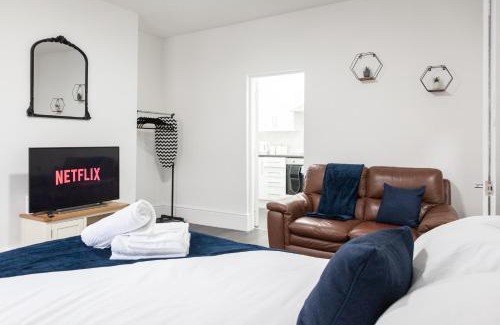 Warrington Apartment | Tigris - Cosy Studio Apartment by Traboule Properties Ltd
