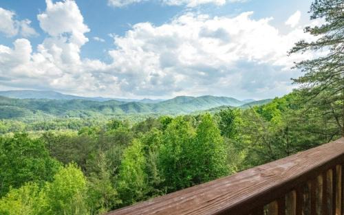 Gatlinburg - Pigeon Forge Villa | Tils Den